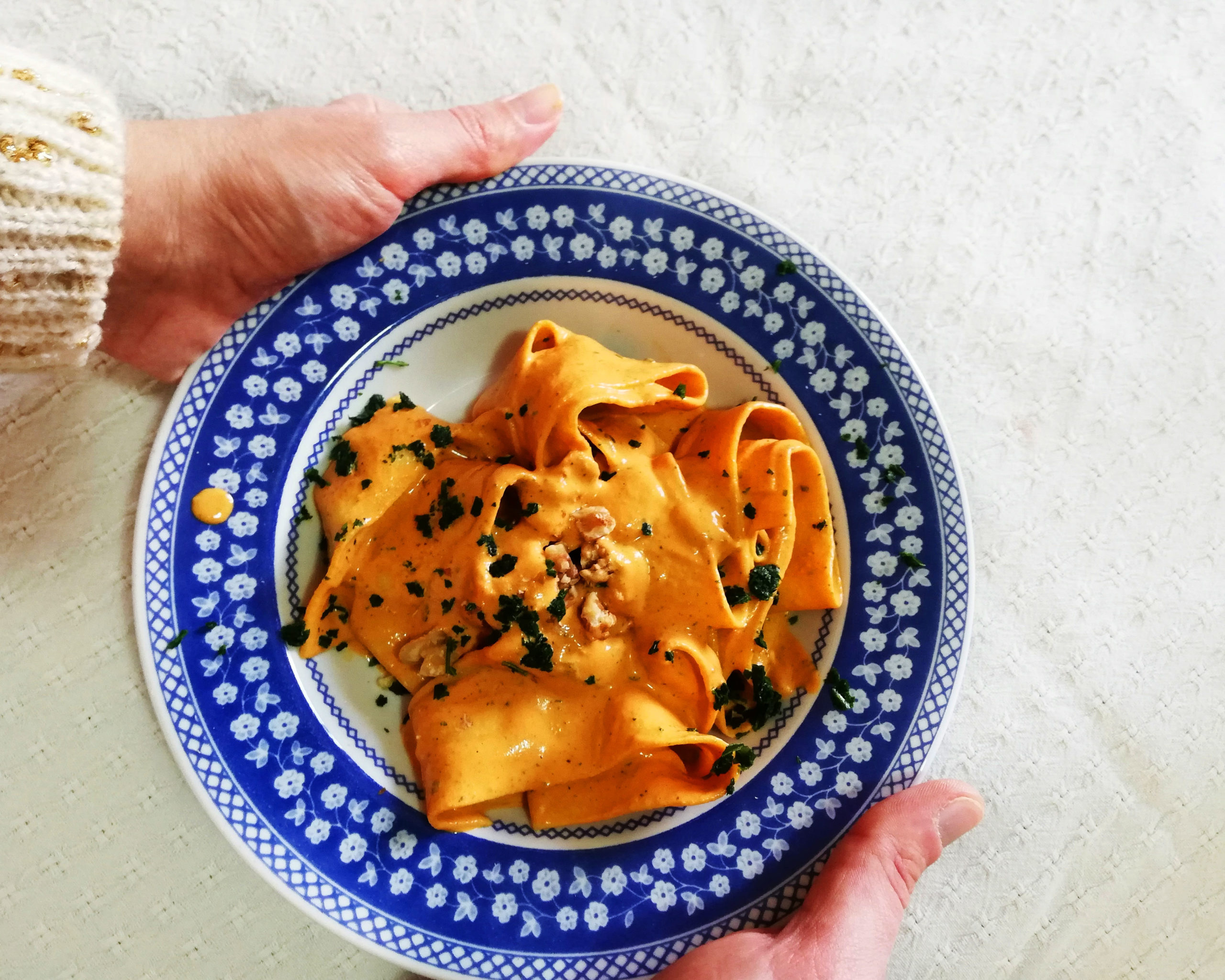 Pasta con crema di peperoni e noci