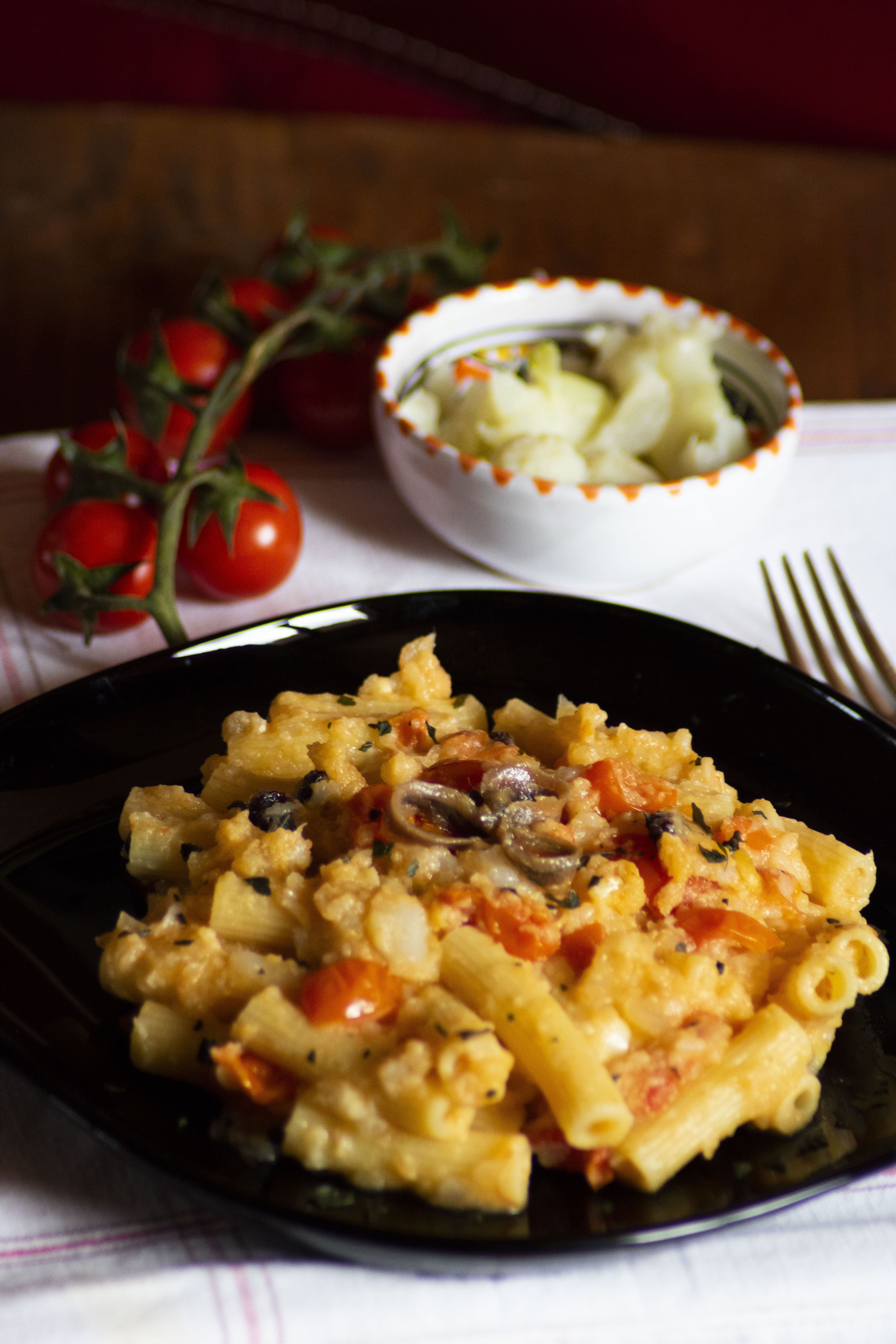 Un primo piatto di Gangi: la Pasta alla maniera! Profumo di montagna bianco, pomodorini, acciughe, uva passa e pinoli