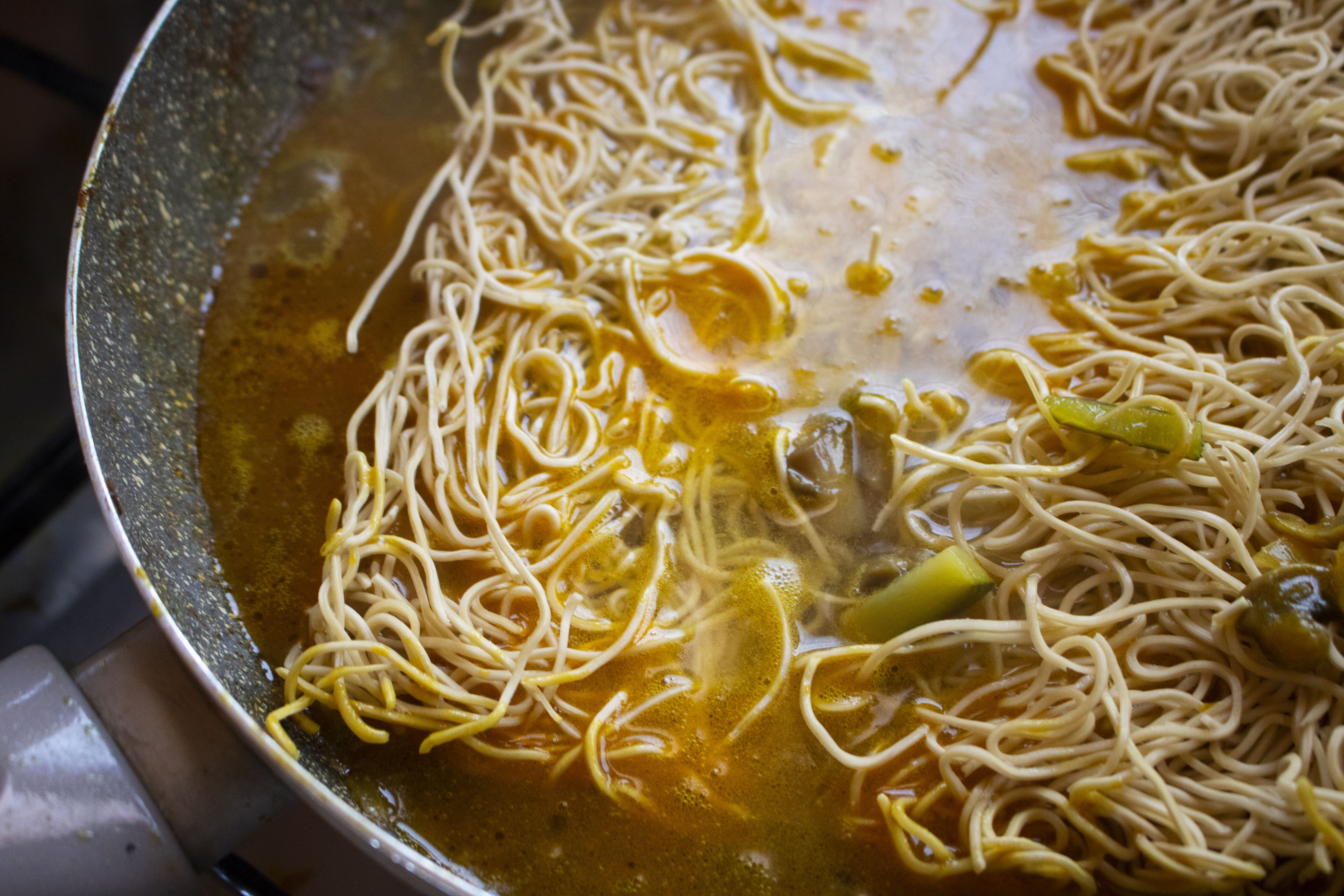 La ricetta dei miei Veg Noodles: sapori orientali a tavola.