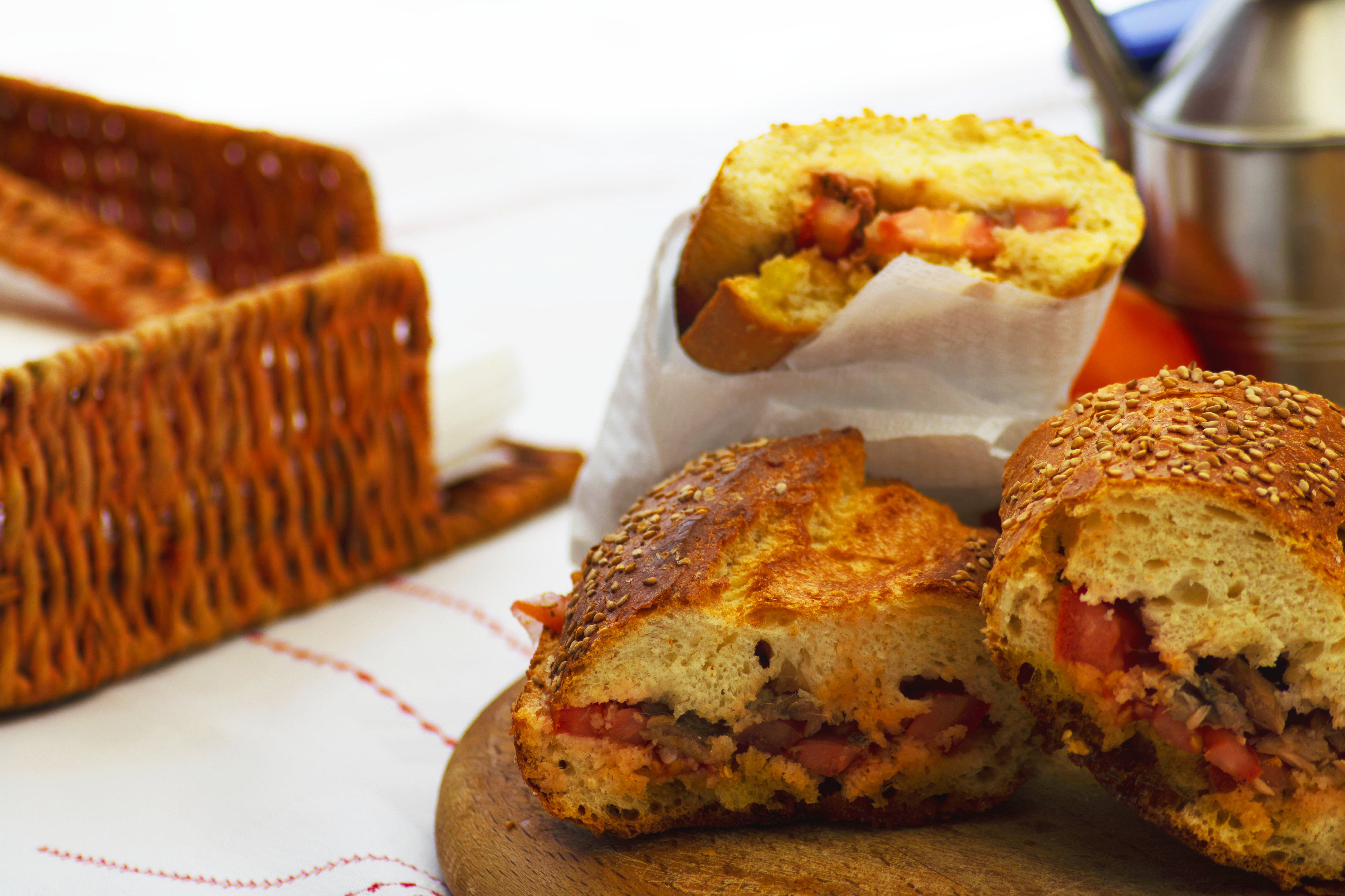 Pani cunzato con pomodoro, acciughe, cipolla, tonno.