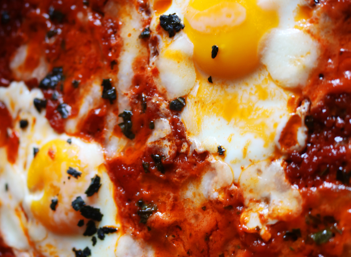 Uova alla pizzaiola: ricetta facile e veloce in padella