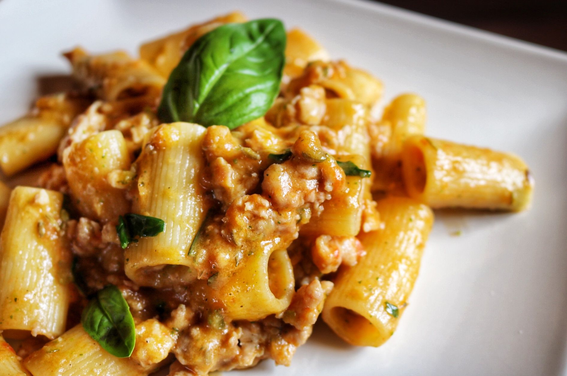 Maccheroni con salsiccia e crema di zucchine