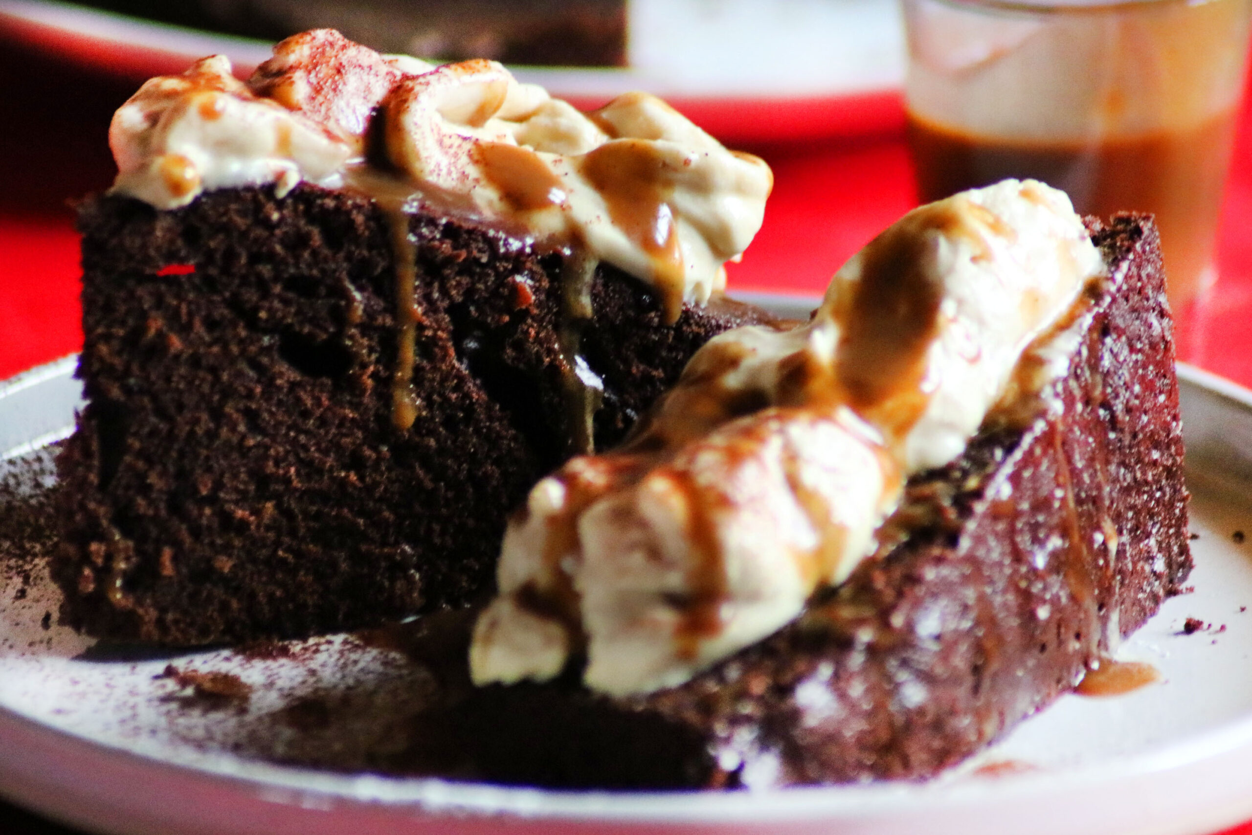 Torta al cacao con crema al caffè