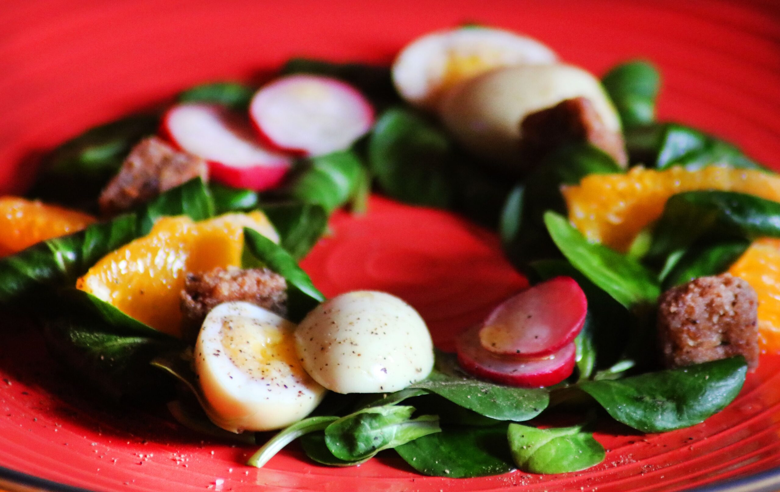 Insalata con uova di quaglia marinate