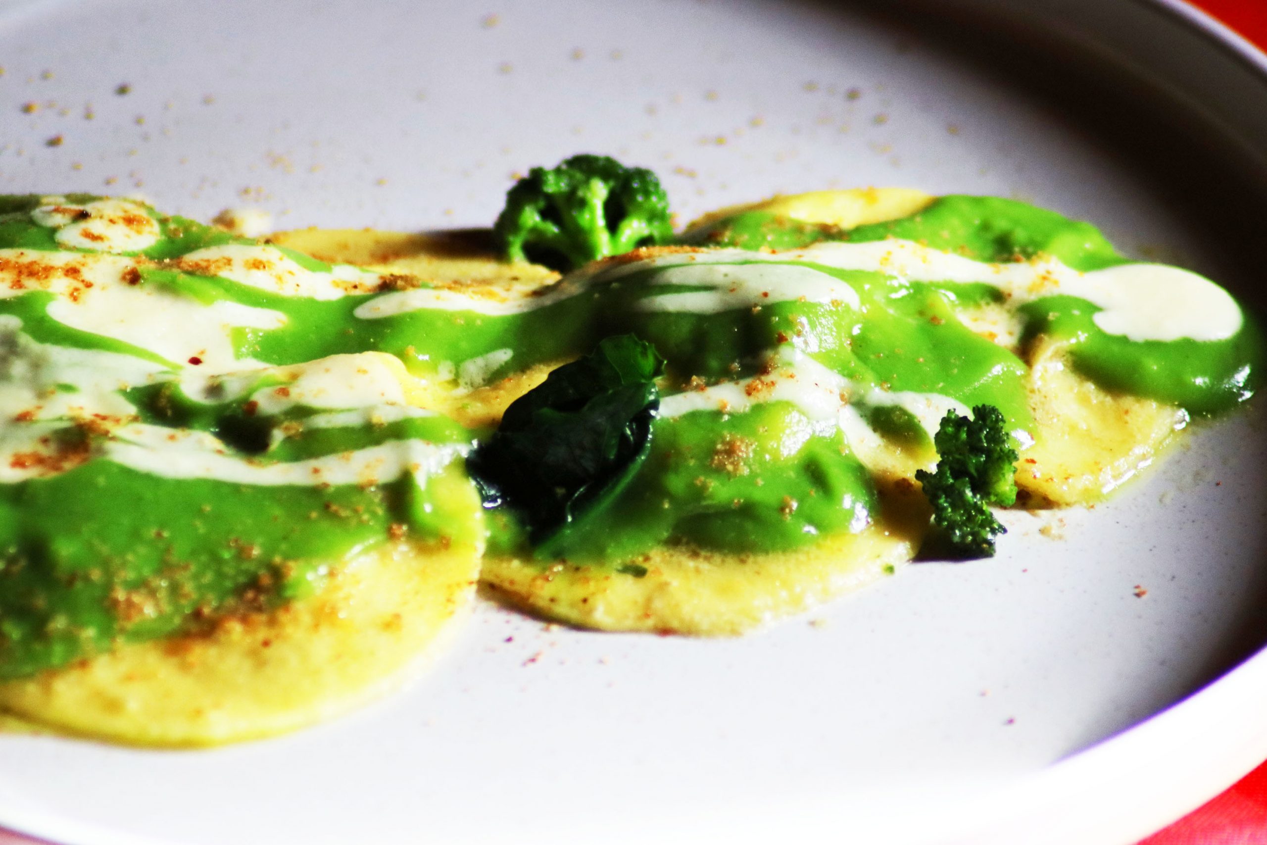 Ravioli di ricotta con crema di broccolo