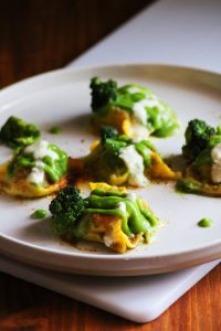 Ravioli di ricotta con crema di broccolo